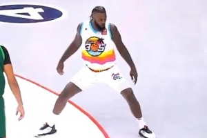 骚气不减当年Big3史蒂芬森晃翻对手+急停跳投命中 大秀招牌舞