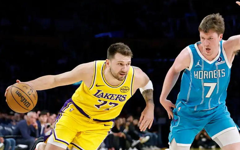 篮球直播-惨败黄蜂18分，湖人5战4负排西部第5，东契奇空砍39分，老詹29+9